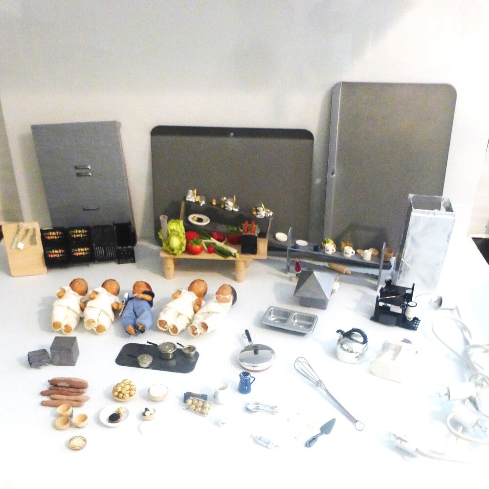 TYS1 - Huge Lot Doll House CHEF'S KITCHEN Barbie Kitchen Pots Pans Dishes Fridge